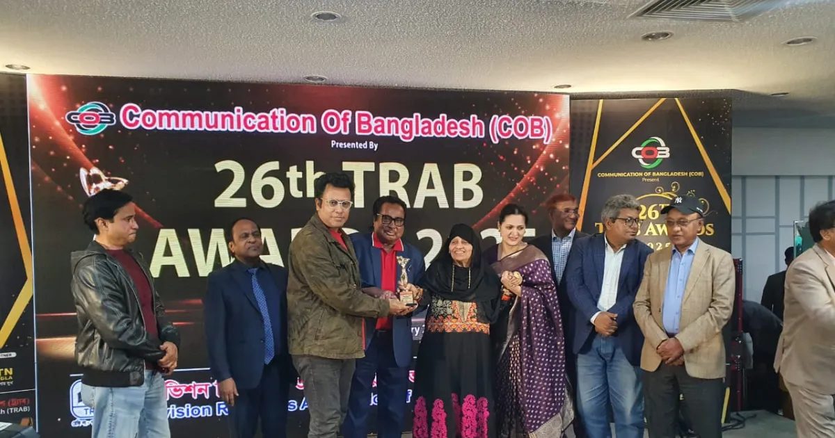 চলচ্চিত্র পরিচালক হিসেবে সম্মাননা পেলেন রানা মাসুদ।